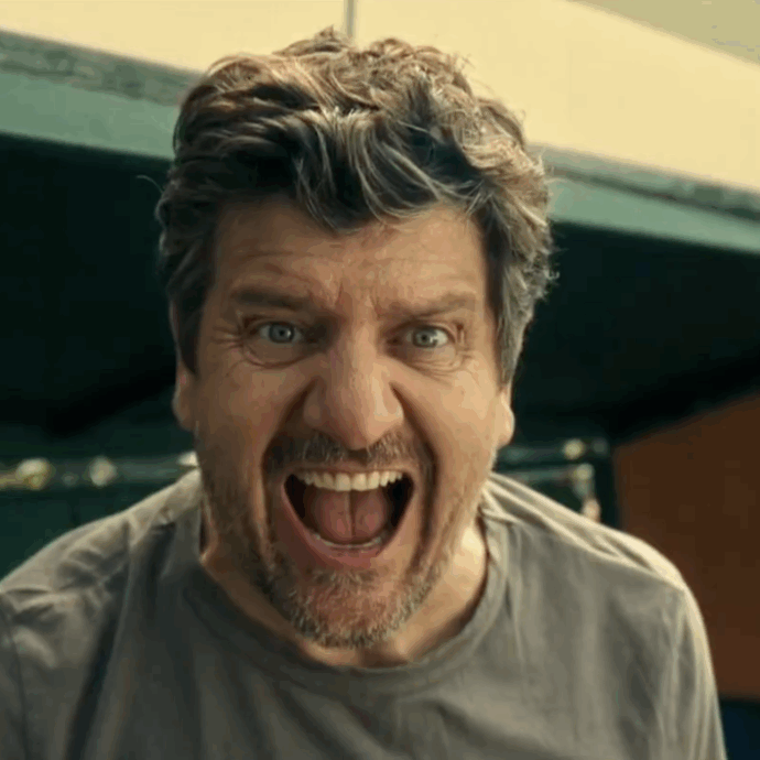 “I miei genitori mi hanno dimenticato a Genova quando avevo otto anni. Sono saliti in macchina e sono andati via lasciandomi lì”: lo rivela Fabio De Luigi