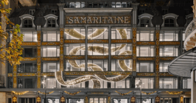 Copertina di Conigli, fiocchi, cagnolini e folletti: a Parigi la tradizione natalizia invade le vetrine con brio e sartorialità