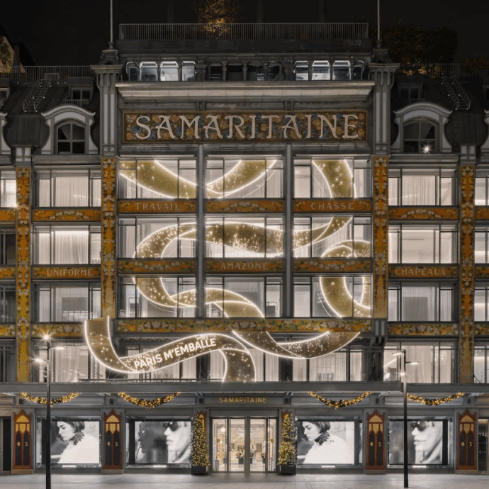 Conigli, fiocchi, cagnolini e folletti: a Parigi la tradizione natalizia invade le vetrine con brio e sartorialità