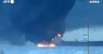 Copertina di Kiev attacca con droni due petroliere nel Mar Nero: le immagini diffuse dai servizi segreti ucraini