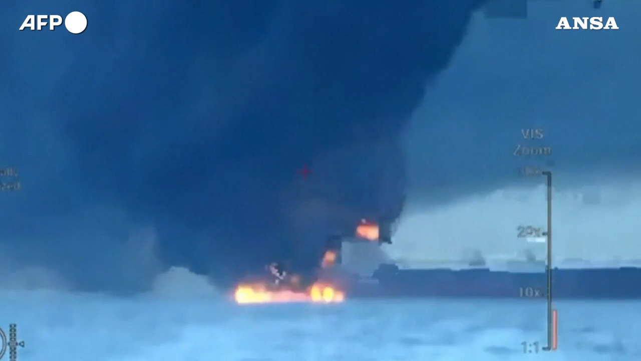 Kiev attacca con droni due petroliere nel Mar Nero: le immagini diffuse dai servizi segreti ucraini Kiev attacca con droni due petroliere nel Mar Nero: le immagini diffuse dai servizi segreti ucraini