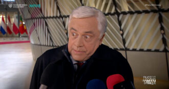 Copertina di “Il Ponte sullo Stretto ci serve per difenderci dai cinesi per salvarci dall’odore di fritto”: Crozza-Tajani e la visione della sicurezza “molto ampia”