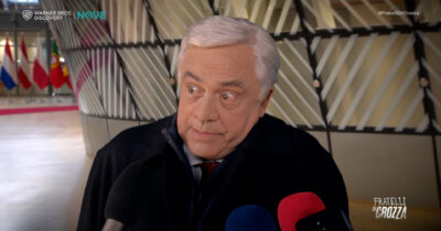 Copertina di “Il Ponte sullo Stretto ci serve per difenderci dai cinesi per salvarci dall’odore di fritto”: Crozza-Tajani e la visione della sicurezza “molto ampia”