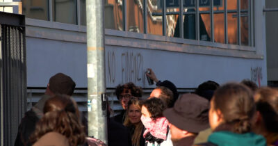 Copertina di Assalto alla sede de La Stampa: il momento in cui i manifestanti pro Palestina entrano nell’edificio – Video