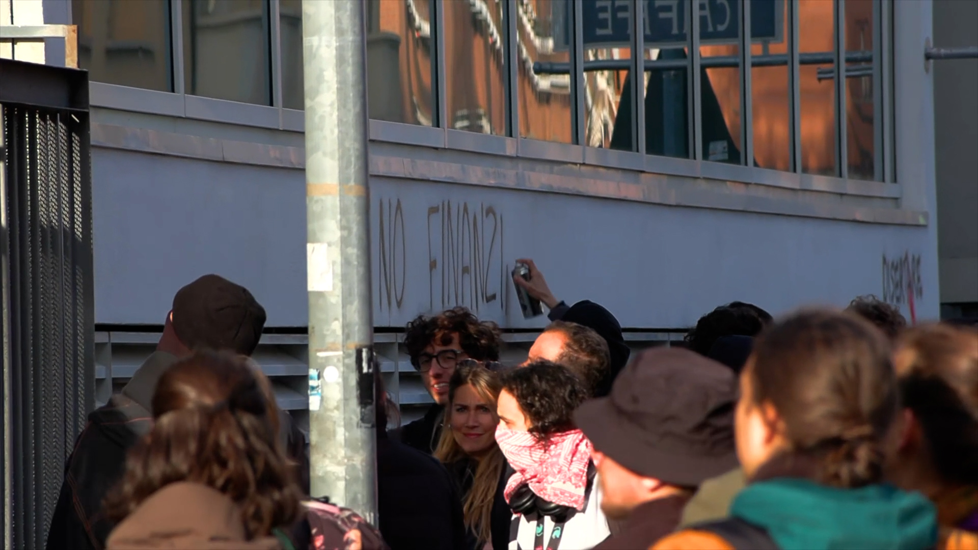 Assalto alla sede de La Stampa: il momento in cui i manifestanti pro Palestina entrano nell’edificio – Video