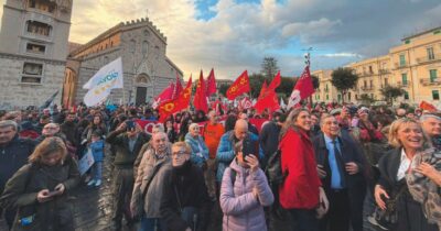 Copertina di No al Ponte sullo Stretto: 15mila in corteo. E i ministri si danno alla fuga