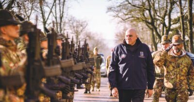 Copertina di “Mai detto di  tornare alla leva”. Crosetto smorza il sogno Lega