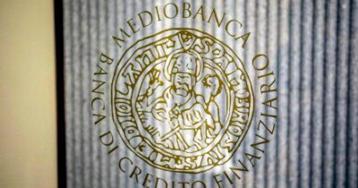 Copertina di Mediobanca, l’indagine della procura e l’Ue possono riaprire  la partita dell’intesa Generali-Natixis
