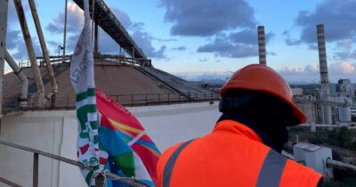 Copertina di Eurallumina, operai giù dal silo dopo 12 giorni