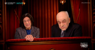 Copertina di Crozza veste i panni di Roccella e Nordio: così il surreale duo ministeriale stravolge la narrazione del Paese