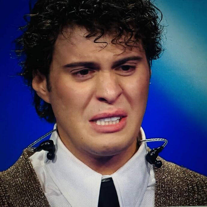 “Sono tuo fan ma evita i saltelli”: Achille Lauro critica PierC e si scontra con Francesco Gabbani. Il concorrente scoppia a piangere. Giorgia: “Siete contenti ora?”