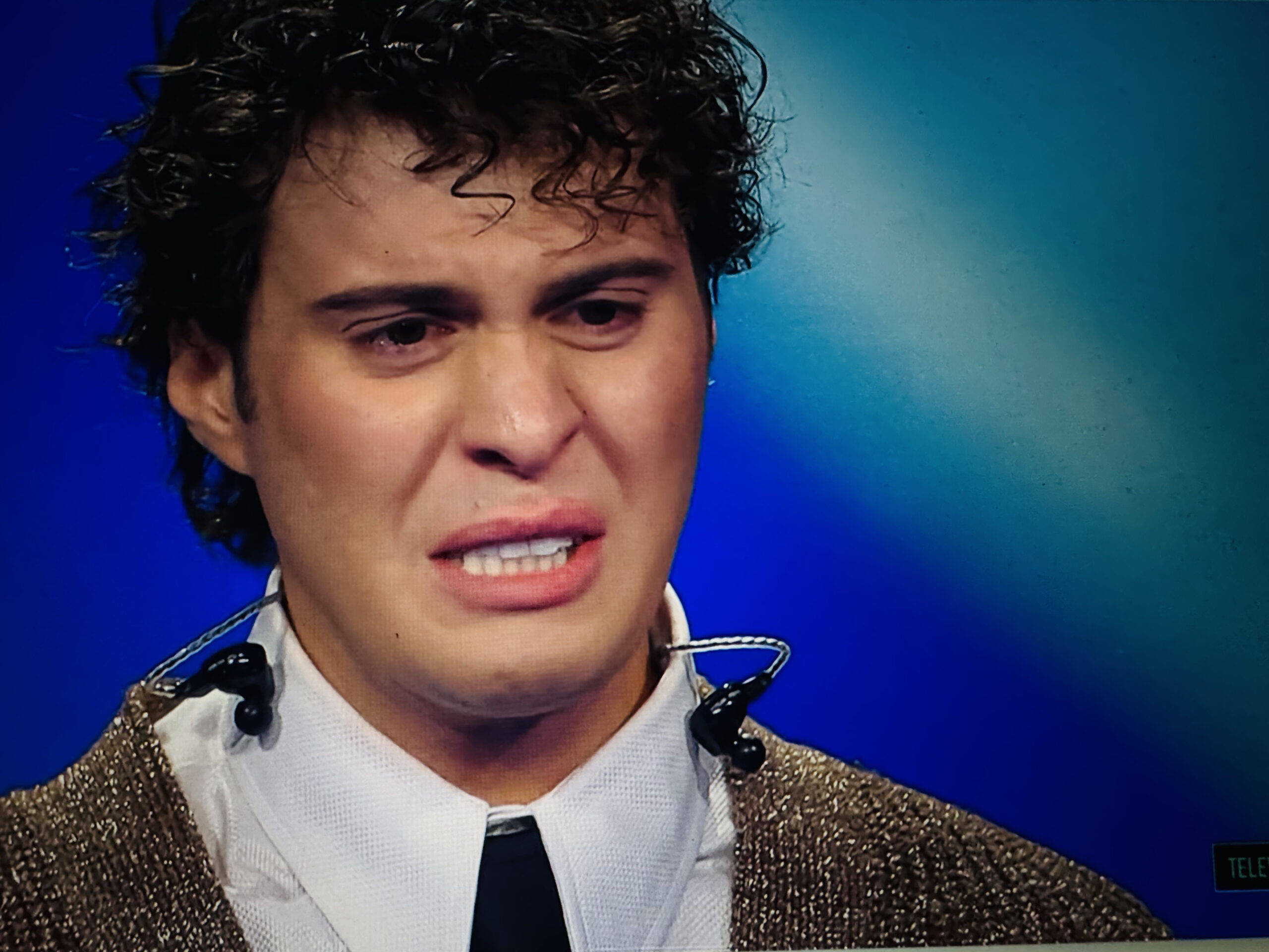 “Sono tuo fan ma evita i saltelli”: Achille Lauro critica PierC e si scontra con Francesco Gabbani. Il concorrente scoppia a piangere. Giorgia: “Siete contenti ora?”