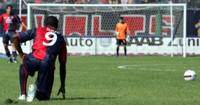 Copertina di Ti ricordi…David Suazo, la Pantera che ha fatto innamorare la Sardegna e arrivò a superare pure Riva