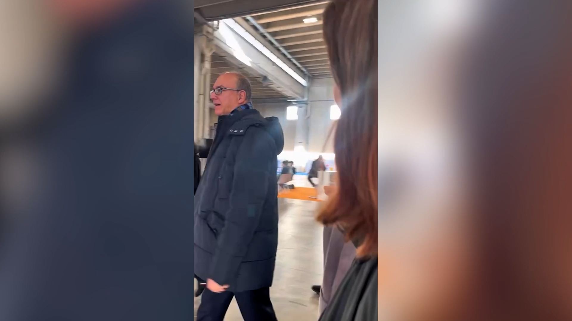 Studentessa rincorre e contesta Valditara a Verona: “La scuola è gratuita? Lo sa che spendiamo 1170 euro per andarci?”