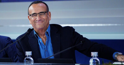 Copertina di Sanremo 2026, Carlo Conti svela i Big in gara: il debutto di Tommaso Paradiso, il ritorno di Marco Masini con Fedez e il rap con Luchè e J-Ax. Sorpresa Bambole di Pezza