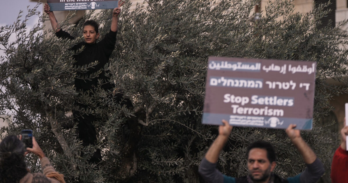 tre italiani feriti in un assalto di coloni israeliani in cisgiordania le botte poi rubati passaporti e cellulari da Ilfattoquotidiano.it tre italiani feriti in un assalto di coloni israeliani in cisgiordania le botte poi rubati passaporti e cellulari