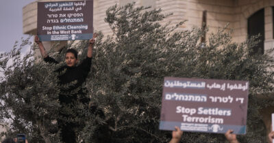 Copertina di Tre italiani feriti in un assalto di coloni israeliani in Cisgiordania. “Le botte, poi rubati passaporti e cellulari”