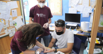 L’AIDS esiste ancora e in Italia il 60% delle nuove diagnosi arriva tardi: “Serve una prevenzione continua. Gli eterosessuali? Non percepiscono abbastanza il rischio”