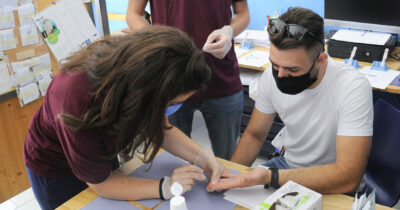 Copertina di L’AIDS esiste ancora e in Italia il 60% delle nuove diagnosi arriva tardi: “Serve una prevenzione continua. Gli eterosessuali? Non percepiscono abbastanza il rischio”