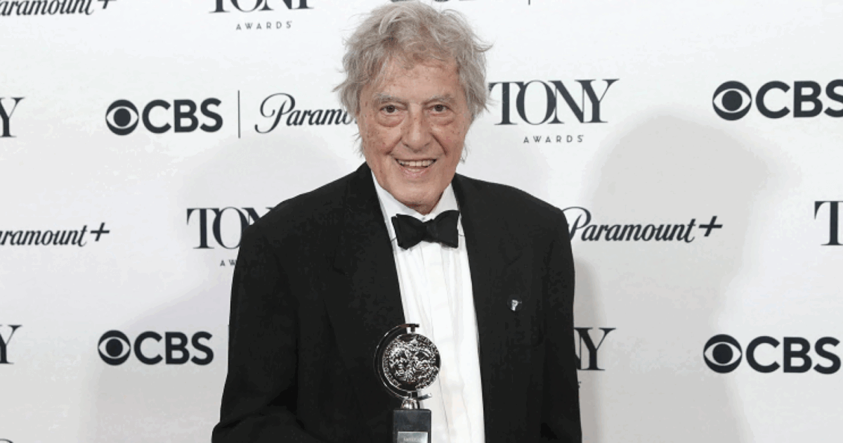 È morto Tom Stoppard, drammaturgo vincitore del premio Oscar per “Shakespeare In Love”. Re Carlo: “Era un caro amico che indossava il suo genio con leggerezza”