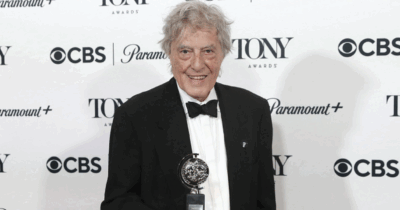 Copertina di È morto Tom Stoppard, drammaturgo vincitore del premio Oscar per “Shakespeare In Love”. Re Carlo: “Era un caro amico che indossava il suo genio con leggerezza”