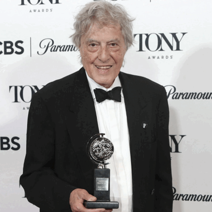 È morto Tom Stoppard, drammaturgo vincitore del premio Oscar per “Shakespeare In Love”. Re Carlo: “Era un caro amico che indossava il suo genio con leggerezza”