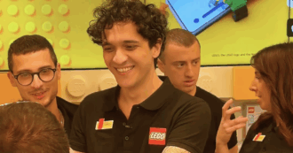 Copertina di Tananai commesso per un giorno a Milano, fan impazziti e un artista di strada canta per lui – IL VIDEO