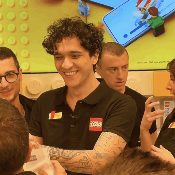 Tananai commesso per un giorno a Milano, fan impazziti e un artista di strada canta per lui – IL VIDEO