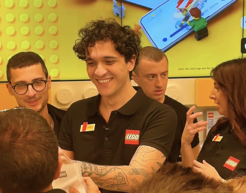 Tananai commesso per un giorno a Milano, fan impazziti. Una band lo omaggia davanti al negozio – IL VIDEO Tananai commesso per un giorno a Milano, fan impazziti. Una band lo omaggia davanti al negozio – IL VIDEO