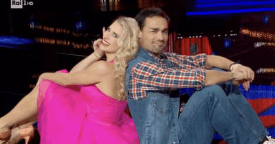 Copertina di Ballando con le Stelle, le pagelle: Fabio Fognini e il tango argentino freddo, Barbara D’Urso “schiacciata” dalla sua clip e Andrea Delogu corona il suo sogno