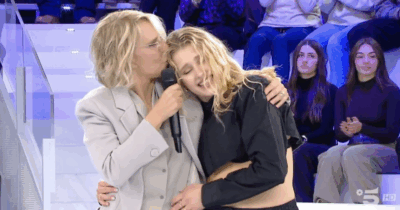 Copertina di “Sii te stessa, ti divertirai un sacco e quando vorrai tornare, saremo pronti ad accoglierti”: Maria De Filippi saluta Isobel che debutterà a “Caduta Libera”