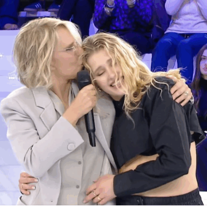 “Sii te stessa, ti divertirai un sacco e quando vorrai tornare, saremo pronti ad accoglierti”: Maria De Filippi saluta Isobel che debutterà a “Caduta Libera”