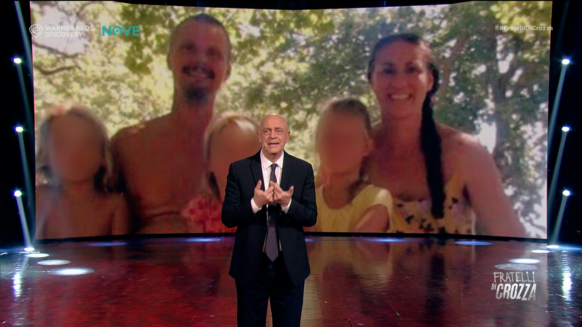 “Se avete dei dubbi sui funghi optate per i bastoncini surgelati”: il monologo di Crozza sul caso della famiglia del bosco e le reaizoni della politica