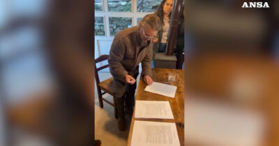 Copertina di Famiglia nel bosco, il papà accetta il casolare offerto da un ristorante di Ortona: il momento della firma – Video