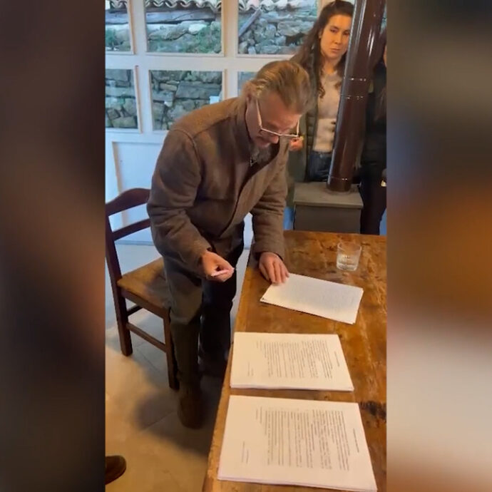 Famiglia nel bosco, il papà accetta il casolare offerto da un ristorante di Ortona: il momento della firma – Video