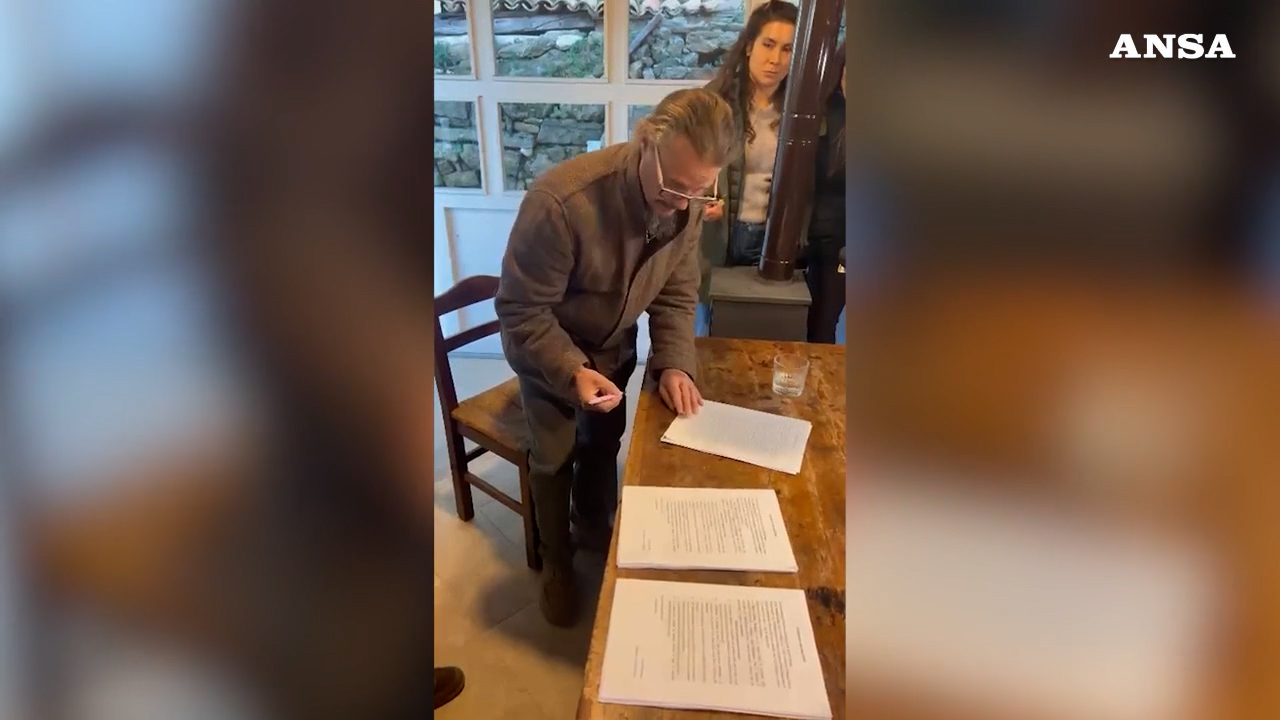 famiglia nel bosco il pap224 accetta il casolare offerto da un ristorante di ortona il momento della firma 8211 video da Ilfattoquotidiano.it famiglia nel bosco il pap224 accetta il casolare offerto da un ristorante di ortona il momento della firma 8211 video