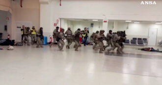 Copertina di Spari e gente in fuga a Fiumicino, poi l’intervento dei militari. Ma è un’esercitazione antiterrorismo – Video