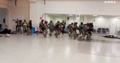 Copertina di Spari e gente in fuga a Fiumicino, poi l’intervento dei militari. Ma è un’esercitazione antiterrorismo – Video