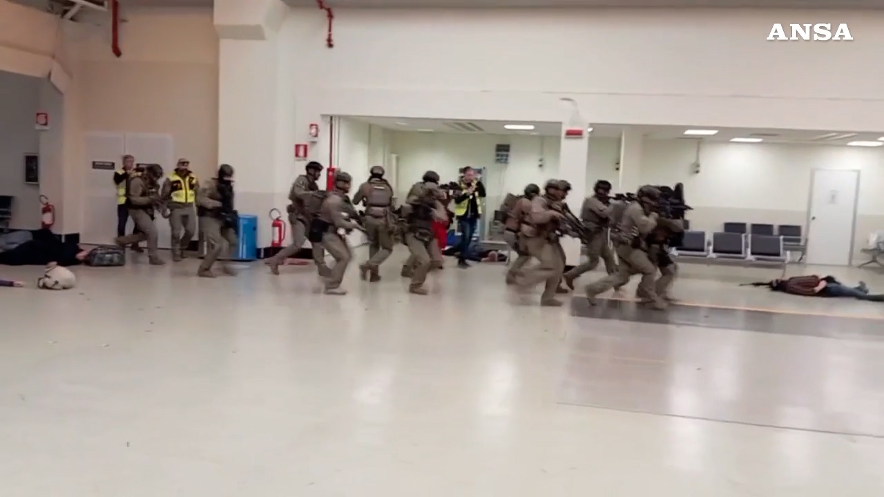 Spari e gente in fuga a Fiumicino, poi l’intervento dei militari. Ma è un’esercitazione antiterrorismo – Video