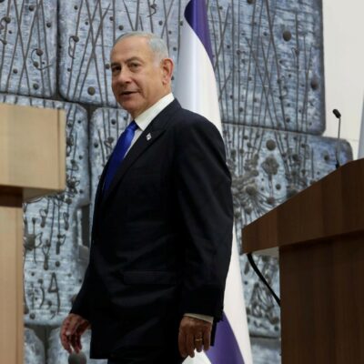 Copertina di Israele, la strana grazia di Netanyahu: “Salvacondotto presidenziale”
