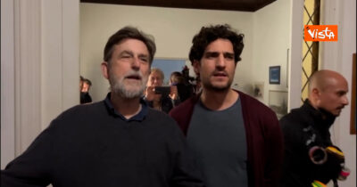 Copertina di Nanni Moretti canta Achille Lauro con Jasmine Trinca, Louis Garrel e tutto il cast di Succederà questa notte – Video