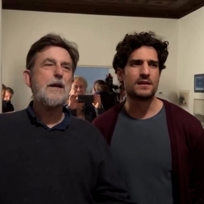 Nanni Moretti canta Achille Lauro con Jasmine Trinca, Louis Garrel e tutto il cast di Succederà questa notte – Video