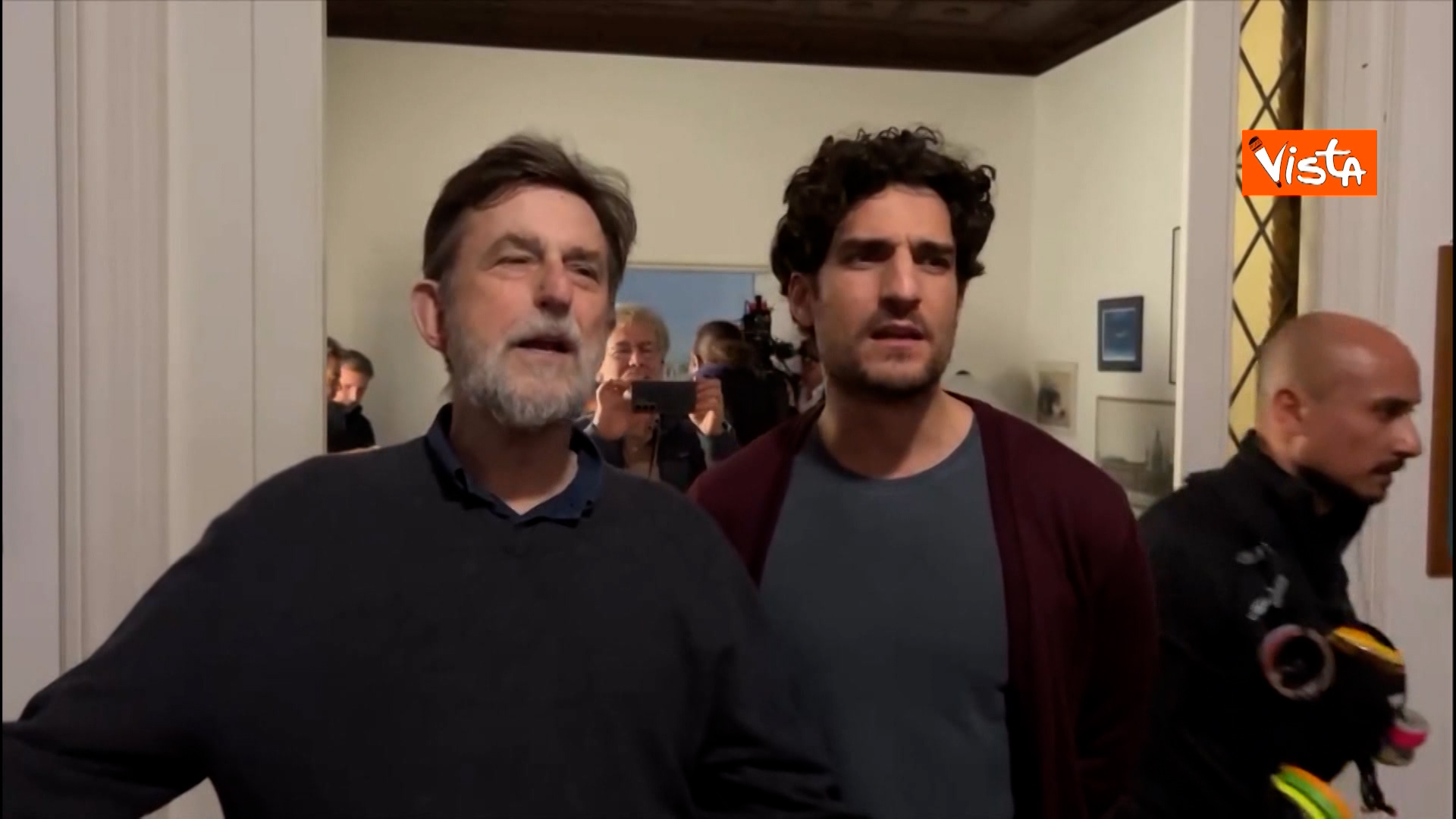 Nanni Moretti canta Achille Lauro con Jasmine Trinca, Louis Garrel e tutto il cast di Succederà questa notte – Video