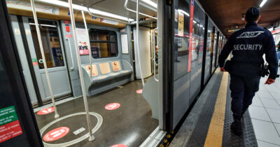 Copertina di Imbrattano treno M1 a Milano causando il blocco della metro. Fermati al capolinea dopo una fuga sui binari