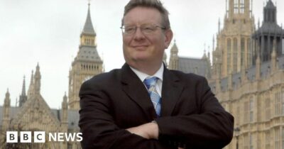 Copertina di “Mi sono sentito così umiliato, sono quasi scoppiato a piangere almeno cinque volte. La hostess urlava: ‘Ha il Parkinson non fatelo salire!'”: la denuncia del conduttore della Bbc Mark Mardell