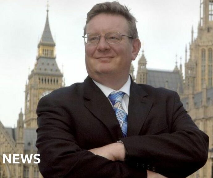 “Mi sono sentito così umiliato, sono quasi scoppiato a piangere almeno cinque volte. La hostess urlava: ‘Ha il Parkinson non fatelo salire!'”: la denuncia del conduttore della Bbc Mark Mardell