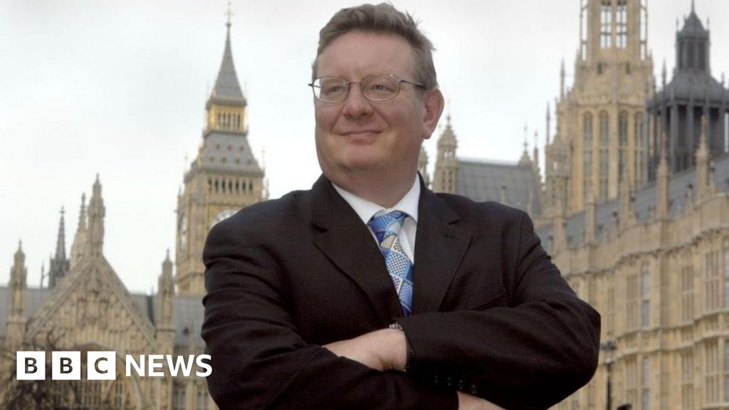 mi sono sentito cos236 umiliato sono quasi scoppiato a piangere almeno cinque volte la hostess urlava 8216ha il parkinson non fatelo salire la denuncia del conduttore della bbc mark mardell