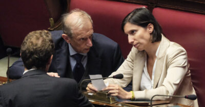 Copertina di Schlein critica il governo per i rapporti con Israele e Fassino parla alla Knesset: “Paese democratico, anche negli ultimi due anni”