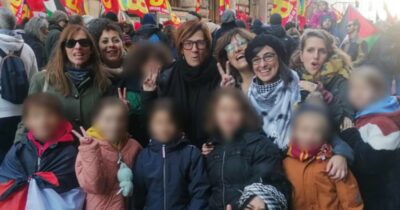 Copertina di L’insegnante di Genova e le polemiche per la foto con bambini e genitori in piazza per lo sciopero generale
