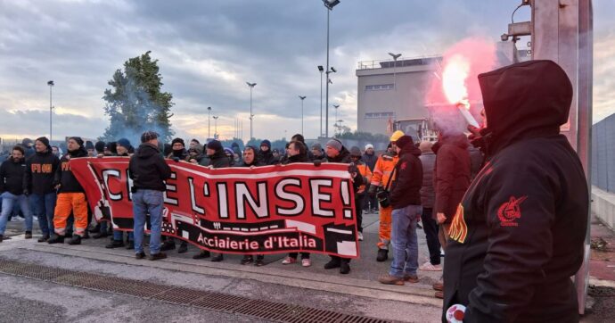 Ilva, operai in rivolta a Genova: tende in strada e traffico bloccato per la chiusura di un reparto